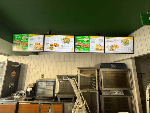 écrans d'affichage dynamique synchronisés au système de caisse Subway